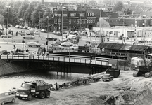 402268 Gezicht op de Catharijnebrug en de daarnaast geplaatste hulpbrug over de Stadsbuitengracht te Utrecht, kort voor ...